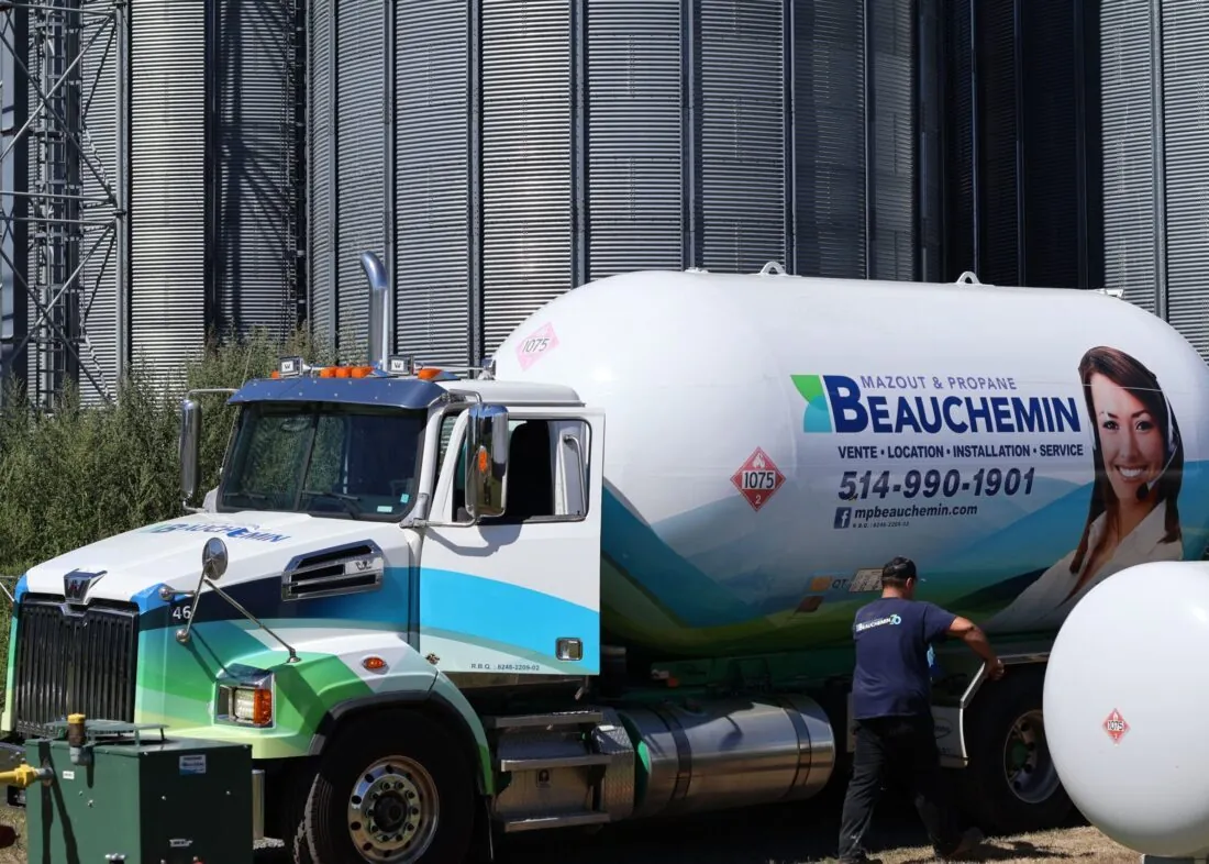 Un livreur à côté de son camion de propane