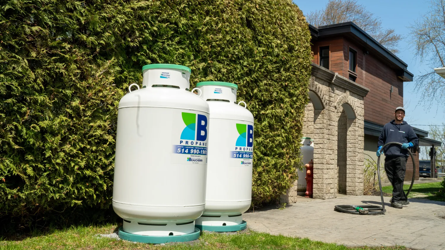 Deux réservoirs de propane installés chez un client
