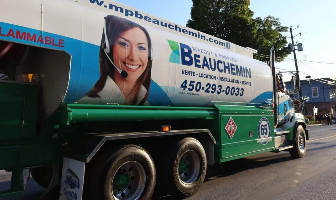 Un camion de livraison de propane sur la route