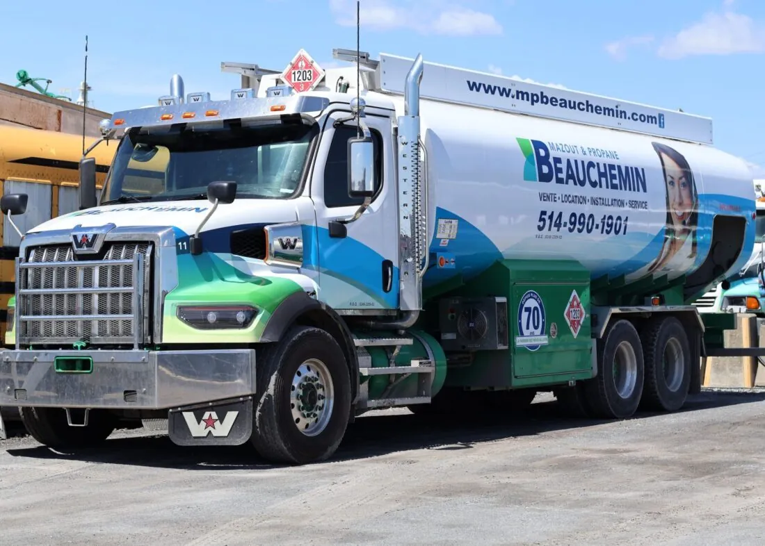 Un camion-citerne de propane stationné