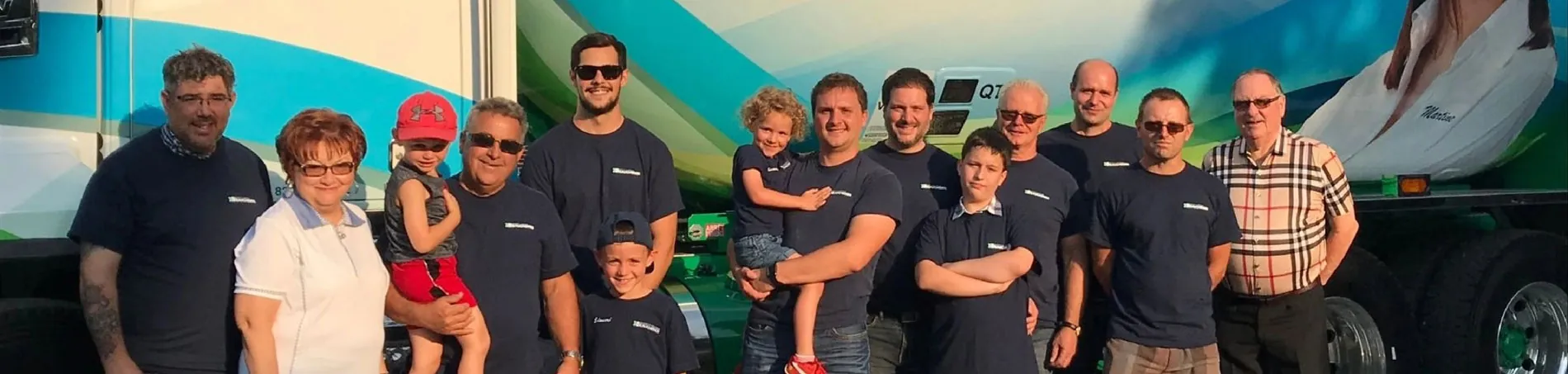 L'équipe de Beauchemin devant un de ses camions